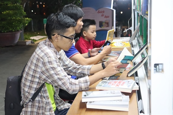  Danang General Science Library launches multimedia mobile library car